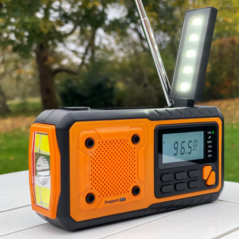 Nødradio med 5 funktioner: Radio, powerbank, solpanel, lommelygte – og håndsving - Billede 10