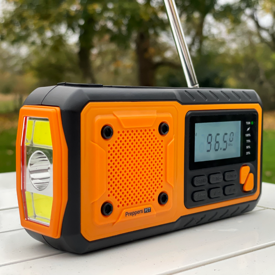 Nødradio med 5 funktioner: Radio, powerbank, solpanel, lommelygte – og håndsving - Billede 7