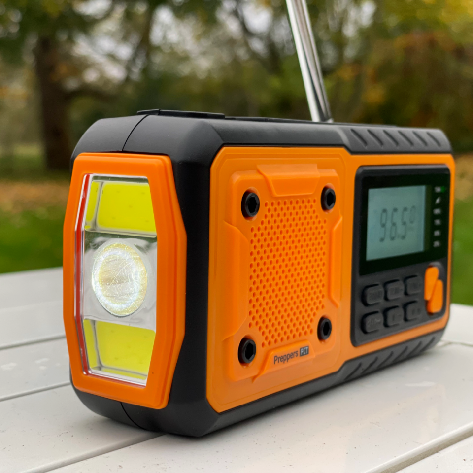 Nødradio med 5 funktioner: Radio, powerbank, solpanel, lommelygte – og håndsving - Billede 6